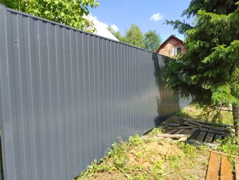 Фото забора из профнастила цвета графит