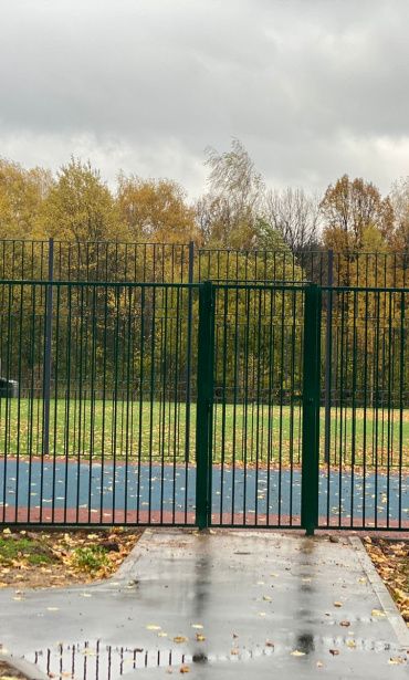 Фото секционного забора высотой 4 метра для ограждения площадки