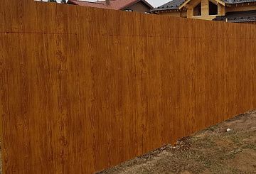 Забор из профнастила с деревянной текстурой