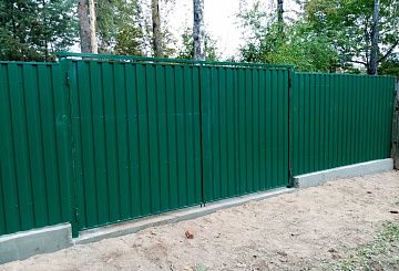Забор из профнастила на ленточном фундаменте
