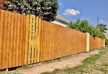 Комбинированный забор из дерева и профнастила