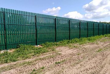 /zabory-iz-metallicheskogo-shtaketnika/green-shtaketnik/